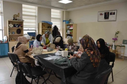 Kadınlar hem &ouml;ğreniyor hem aile b&uuml;t&ccedil;esine katkı sağlıyor
