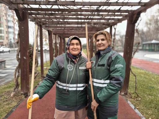 Kadınlar temizlik aşklarını parklara da yansıtıyor
