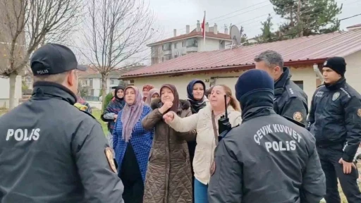Kadınlardan mahalleye yapılacak baz istasyonuna ve erkeklere tepki
