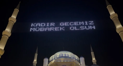 Kadir Gecesi B&uuml;y&uuml;k &Ccedil;amlıca Camii&rsquo;nde dualarla idrak edildi
