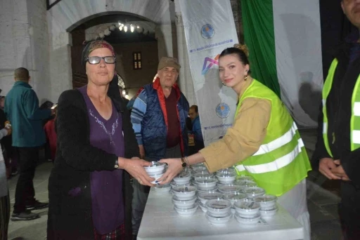 Kadir Gecesi’nde 10 bin lokma tatlısı dağıtıldı
