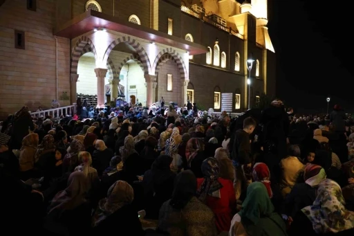 Kadir Gecesi’nde Abdülhamit Han Camii doldu taştı
