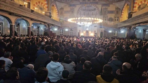 Kadir Gecesi&rsquo;nde camiler doldu taştı
