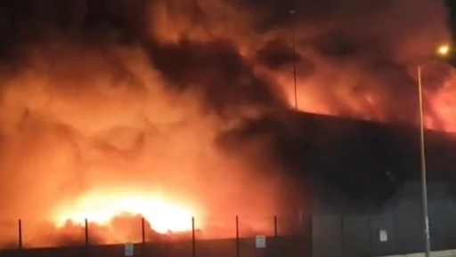 Kadirli OSB&rsquo;de tavuk fabrikasında yangın: Ekipler m&uuml;dahale ediyor
