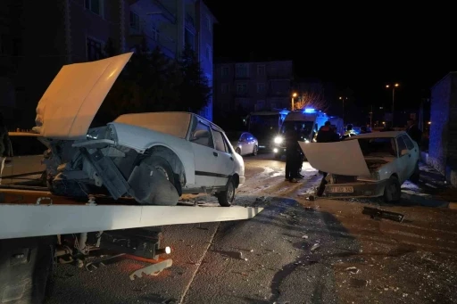 Kafa kafaya &ccedil;arpışan iki Tofaş otomobil hurdaya d&ouml;nd&uuml;: 3 yaralı
