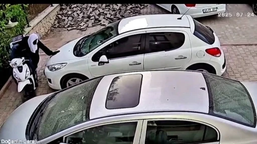 Kafasına atlet ve kask geçirerek hırsızlık girişiminde bulunan 2 şahıs kamerada
