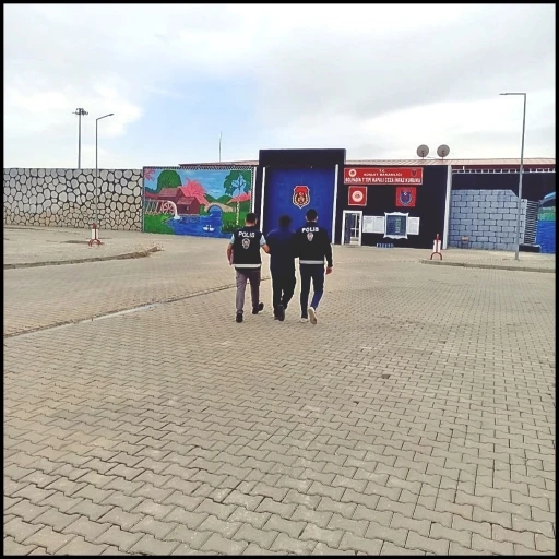 Kafasına taktığı perukla 6 ay kaçabildi

