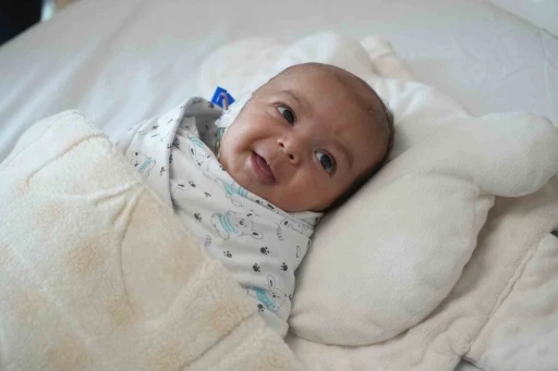 Kafasındaki nadir t&uuml;m&ouml;r alındı, hayata tekrar g&uuml;l&uuml;msedi

