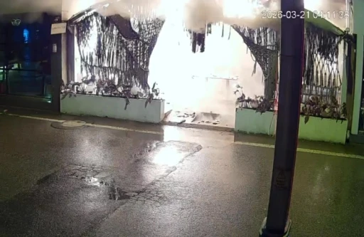 Kafeyi kundaklayıp ka&ccedil;tı: O anlar kamerada
