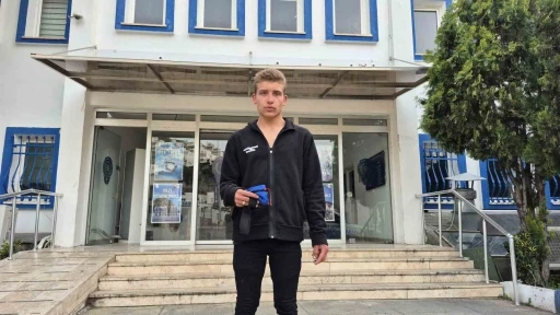 Kağıt toplayıcısı gençten örnek davranış
