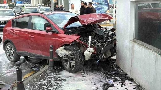 Kağıthane&rsquo;de 3 aracın karıştığı zincirleme trafik kazasında 2 kişi yaralandı

