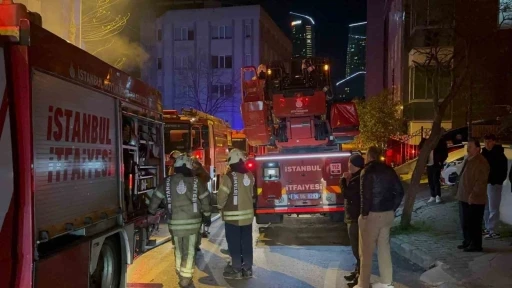Kağıthane&rsquo;de 5 katlı iş hanında yangın
