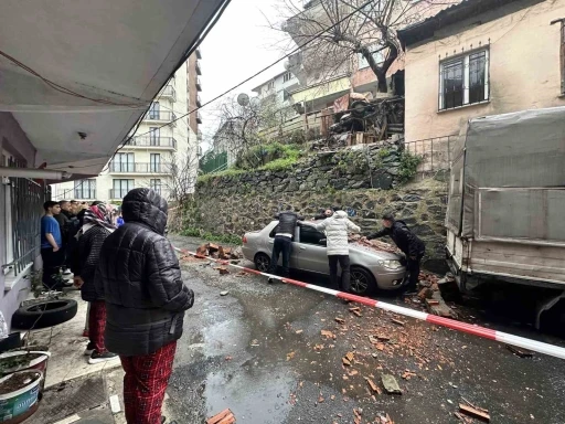 Kağıthane&rsquo;de bah&ccedil;e duvarı aracın &uuml;zerine devrildi
