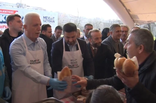 Kağıthane&rsquo;de balık ekmek ş&ouml;leni: 25 bin kişiye 6 tona yakın balık ekmek, helva ve gazoz ikramı
