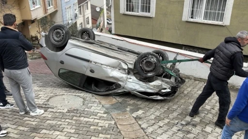 Kağıthane&rsquo;de faciadan d&ouml;n&uuml;ld&uuml;: Doğal gaz kutusuna &ccedil;arpan otomobil takla attı
