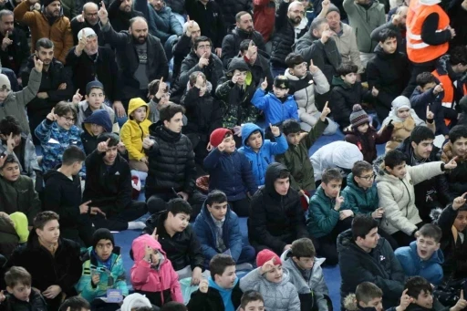 Kağıthane&rsquo;de &lsquo;Gen&ccedil;lik Uyanıyor Duada Buluşuyor&rsquo; projesi ile camiye gelen &ccedil;ocuklara &ouml;d&uuml;l dağıtıldı

