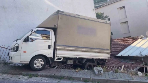 Kağıthane&rsquo;de geri kayan kamyonet evin &ccedil;atısına d&uuml;şt&uuml;
