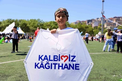 Kağıthane&rsquo;de g&ouml;ky&uuml;z&uuml; şenlendi: 15 bin u&ccedil;urtma dağıtıldı, dereceye girenlere &ouml;d&uuml;l yağdı
