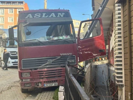 Kağıthane&rsquo;de inanılmaz kaza: El frenini &ccedil;ekmeyi unuttuğu hafriyat kamyonunu durdurmaya &ccedil;alışırken aşağı d&uuml;şt&uuml;
