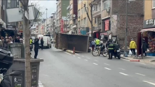 Kağıthane&rsquo;de kamyon yan yattı
