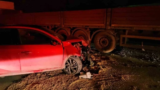 Kağıthane&rsquo;de makas atan s&uuml;r&uuml;c&uuml;, park halindeki tıra &ccedil;arptı: 2 yaralı
