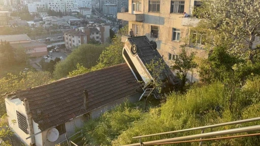 Kağıthane&rsquo;de servis aracı gecekondunun &ccedil;atısına u&ccedil;tu: 1 yaralı
