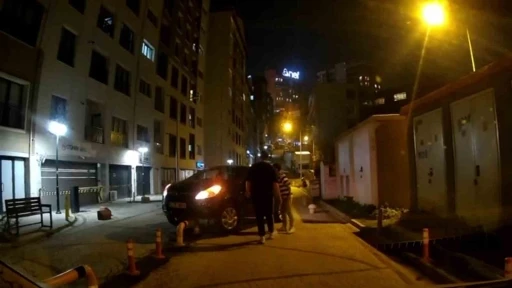 Kağıthane’de ters yöne giren sürücü bariyere çıkarak askıda kaldı, o anlar kamerada
