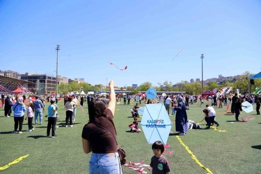 Kağıthane&rsquo;de u&ccedil;urtma şenliği: 15 bin u&ccedil;urtma dağıtıldı dereceye girenlere &ouml;d&uuml;l verildi
