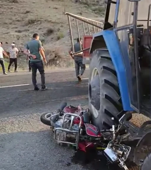 Kağızman’da traktör ile motosiklet çarpıştı: 1 ölü
