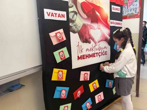 Kahraman Mehmetçik’in kaleme aldığı mektuplar ilkokul öğrencilerine iletildi
