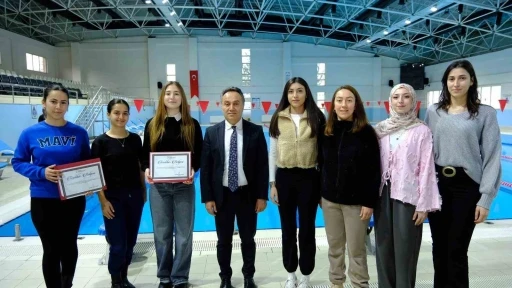 Kahraman &ouml;ğrenciler rekt&ouml;r tarafından &ouml;d&uuml;llendirildi
