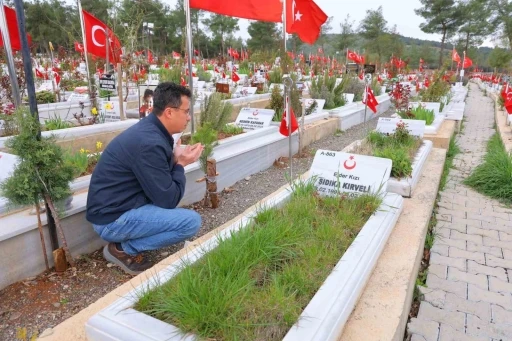 Kahramanmaraş deprem mezarlığında h&uuml;z&uuml;nl&uuml; bayram
