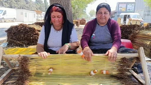 Kahramanmaraş&rsquo;ın asırlık tarhana geleneğini yaşatan doğal &ccedil;iğ ustaları naylon &uuml;r&uuml;nlere karşı direniyor
