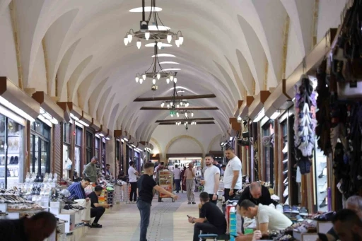 Kahramanmaraş&rsquo;ın tarihi &ccedil;arşısı sıcak havada doğal serinlik sunuyor
