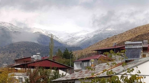 Kahramanmaraş&rsquo;ın y&uuml;ksek kesimleri beyaza b&uuml;r&uuml;nd&uuml;
