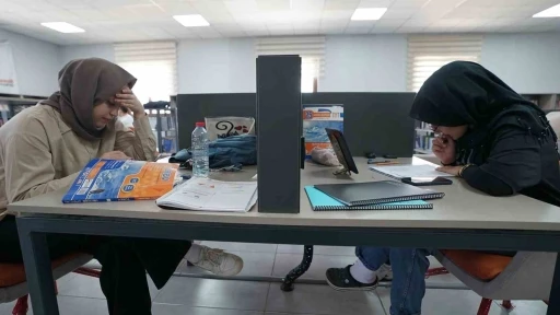Kahramanmaraş k&uuml;t&uuml;phanelerinde gen&ccedil;ler sınava hazırlanıyor
