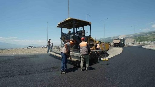 Kahramanmaraş&rsquo;ta 12 farklı noktada kapsamlı sıcak asfalt &ccedil;alışması
