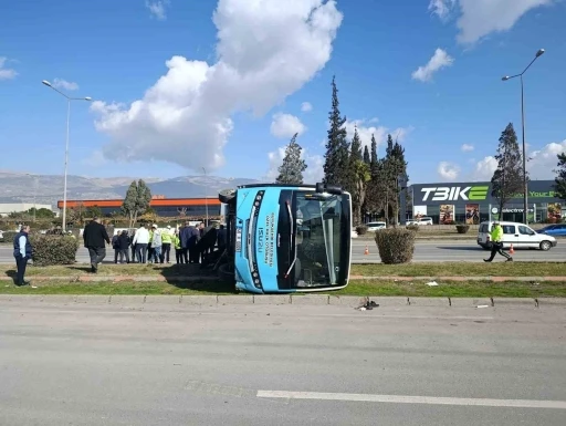 Kahramanmaraş&rsquo;ta aracın &ccedil;arptığı halk otob&uuml;s&uuml; devrildi: 13 yaralı
