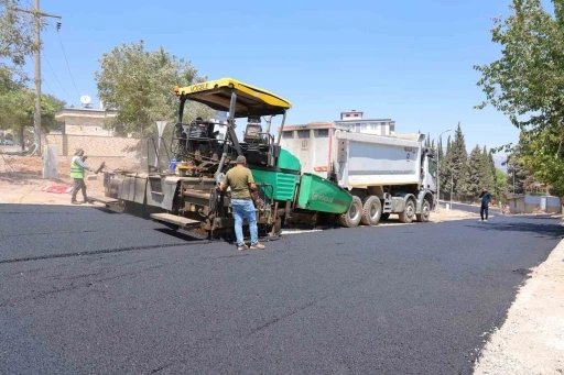 Kahramanmaraş&rsquo;ta asfalt iş&ccedil;ileri bunaltıcı sıcağa rağmen mesaisini s&uuml;rd&uuml;r&uuml;yor
