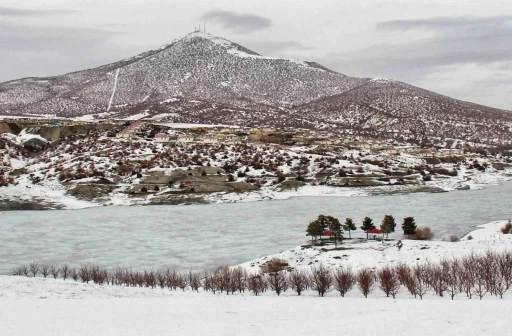 Kahramanmaraş&rsquo;ta baraj ve g&ouml;letler buz tuttu
