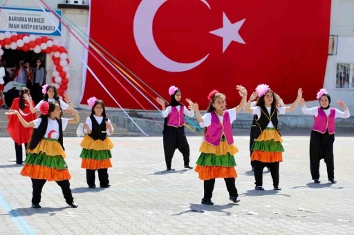 Kahramanmaraş’ta barınma merkezinde 23 Nisan coşkusu
