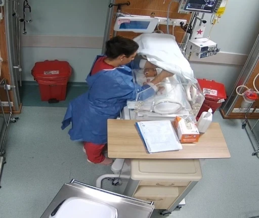 Kahramanmaraş&rsquo;ta bebeği darbeden hemşire her yerde aranıyor
