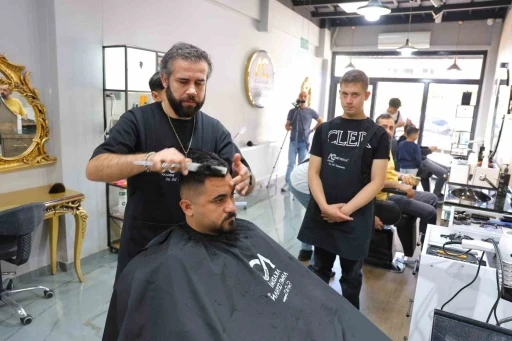 Kahramanmaraş&rsquo;ta bir berber &ouml;zel bireye meslek kapısı a&ccedil;tı
