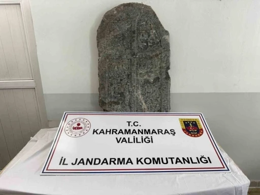 Kahramanmaraş&rsquo;ta Bizans d&ouml;nemine ait mezar taşı ele ge&ccedil;irildi: 3 g&ouml;zaltı
