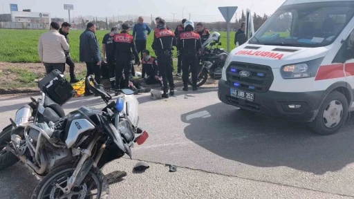 Kahramanmaraş&rsquo;ta ehliyetsiz s&uuml;r&uuml;c&uuml; polislere &ccedil;arptı: 2 polis yaralı
