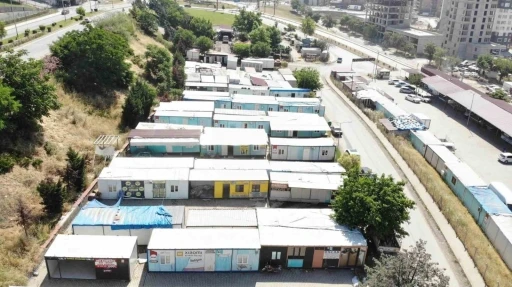 Kahramanmaraş&rsquo;ta esnafa verilen konteynerler kaldırılmaya başlandı
