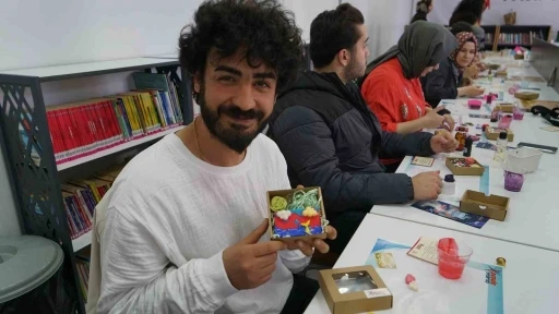 Kahramanmaraş&rsquo;ta gen&ccedil;ler Pusula Maraş&rsquo;ın at&ouml;lyesinde hem &ouml;ğrendi hem &uuml;retti
