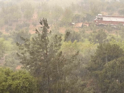 Kahramanmaraş&rsquo;ta g&ouml;k g&uuml;r&uuml;lt&uuml; sağanak yagış etkili oldu
