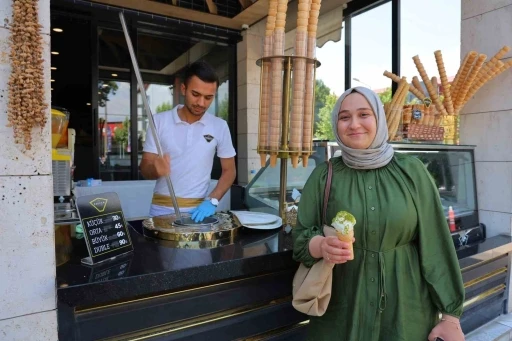 Kahramanmaraş&rsquo;ta havaların ısınmasıyla Maraş dondurmasına ilgi arttı
