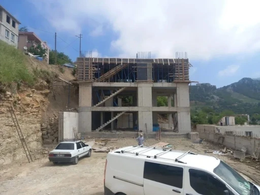 Kahramanmaraş&rsquo;ta inşaattan d&uuml;şen iş&ccedil;i ağır yaralandı
